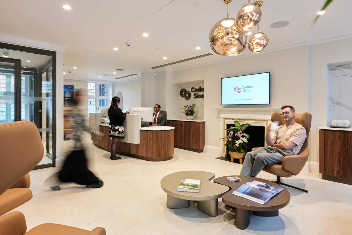 تتميز صالة الاستقبال في Cedars-Sinai Clinic London بتصميم عصري وأجواء ترحيبية هادئة، صُممت خصيصاً لتعزيز تجربة التعافي